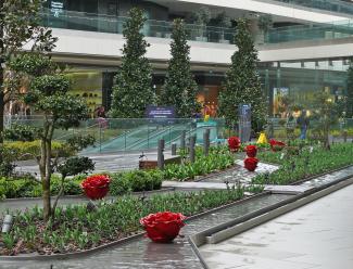 The underground parking deck and the Metro can be reached via escalators directly into the oasis landscape to the main square. Landscaped underground parking deck with water features